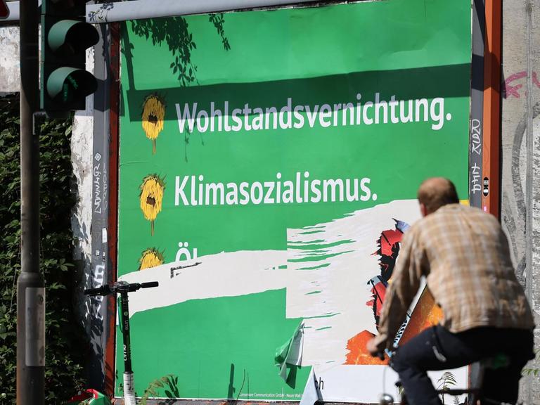 Hängende Sonnenblumen und negative Botschaften über die Grünen - auf Plakaten im Design der Grünen werden die Grünen und ihre Politik angegriffen.