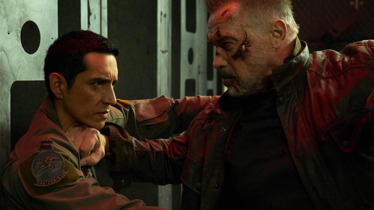 Das Bild zeigt, wie Gabriel Luna und Arnold Schwarzenegger in dem Film "Terminator: Dark Fate" kämpfen