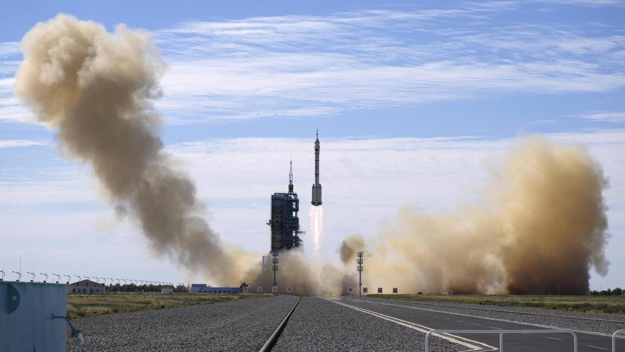 Eine Langer-Marsch-2F-Y12-Rakete mit einer Crew chinesischer Astronauten in einem Shenzhou-12-Raumschiff hebt im Jiuquan Satellite Launch Center in Jiuquan im Nordwesten Chinas ab.