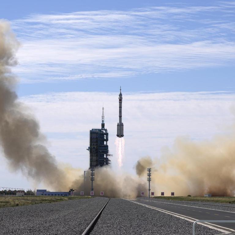 Eine Langer-Marsch-2F-Y12-Rakete mit einer Crew chinesischer Astronauten in einem Shenzhou-12-Raumschiff hebt im Jiuquan Satellite Launch Center in Jiuquan im Nordwesten Chinas ab.