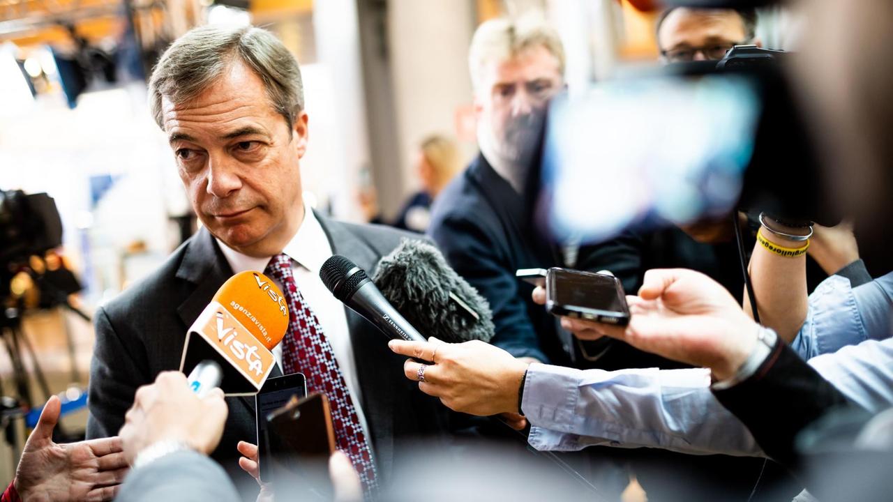 Nigel Farage, Vorsitzender der britischen Brexit-Partei, spricht im Gebäude des Europäischen Parlaments in Mikrofone