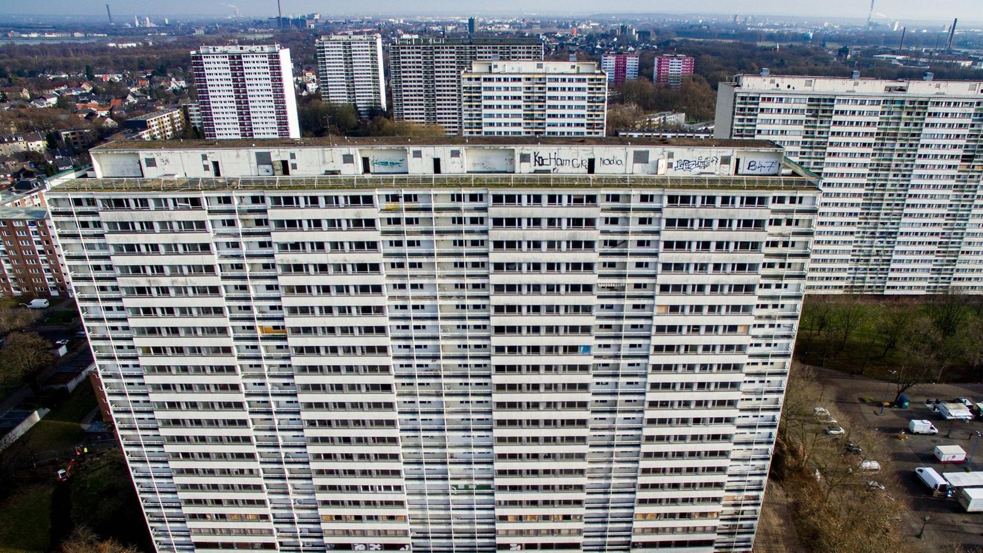 Blick aus der Vogelperspektive auf große Hochhäuser mit Mietswohnungen.