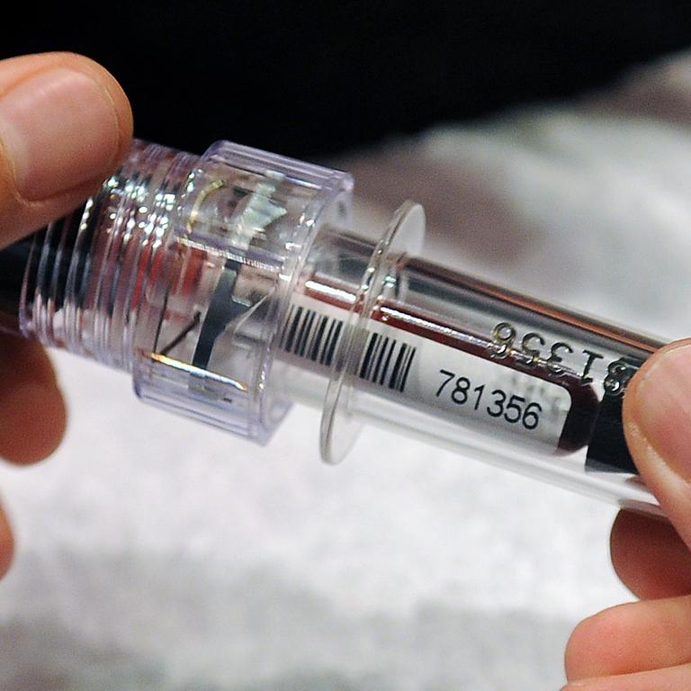 Eine Blutprobe wird am 30.10.2013 bei einem Journalisten-Workshop der Nationalen Anti Doping Agentur (NADA) in Bonn (Nordrhein-Westfalen) in einen speziellen Transportzylinder verpackt. 