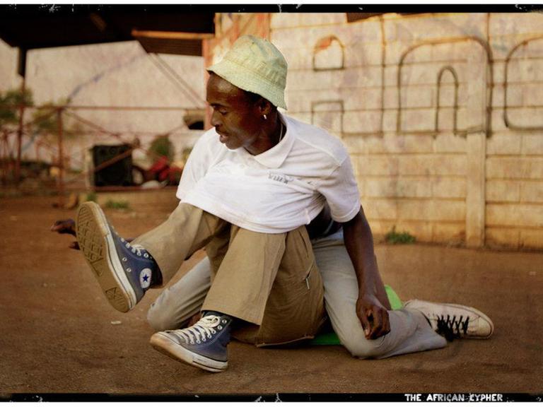 Zwei Tänzer ineinander verschlungen - Stil aus dem Dokumentarfilm "African Cypher"