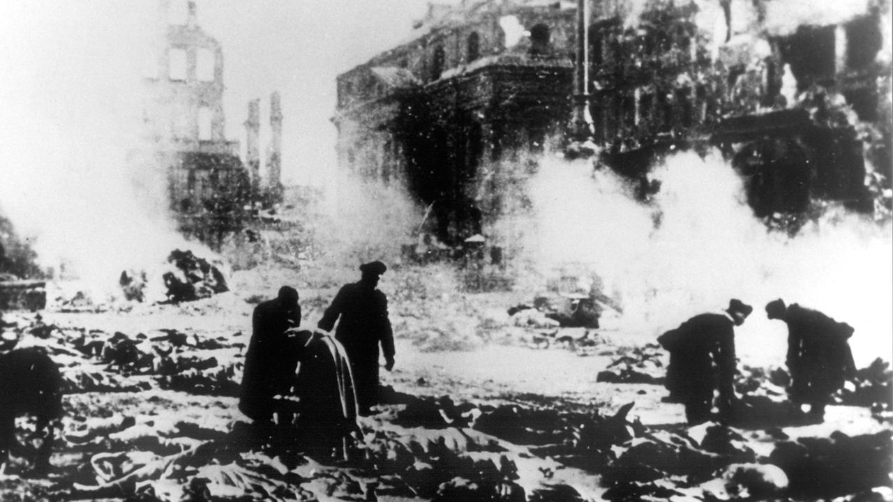 Nach den Bombenangriffen amerikanischer und britischer Flugzeuge auf Dresden am 13. und 14.02.1945 werden die zahlreichen Leichen, die auf der Straße liegen, geborgen. Bei dem Angriff wurde die historische Innenstadt von Dresden nahezu völlig zerstört, bis zu 35.000 Menschen wurden getötet.