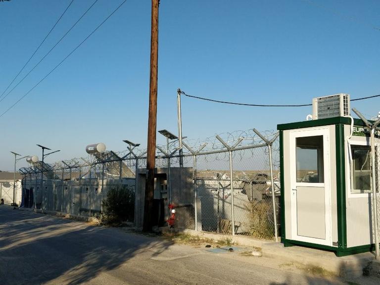 Hinter einem Zaun stehen Hunderte Zelte für geflüchtete Menschen auf Chios.