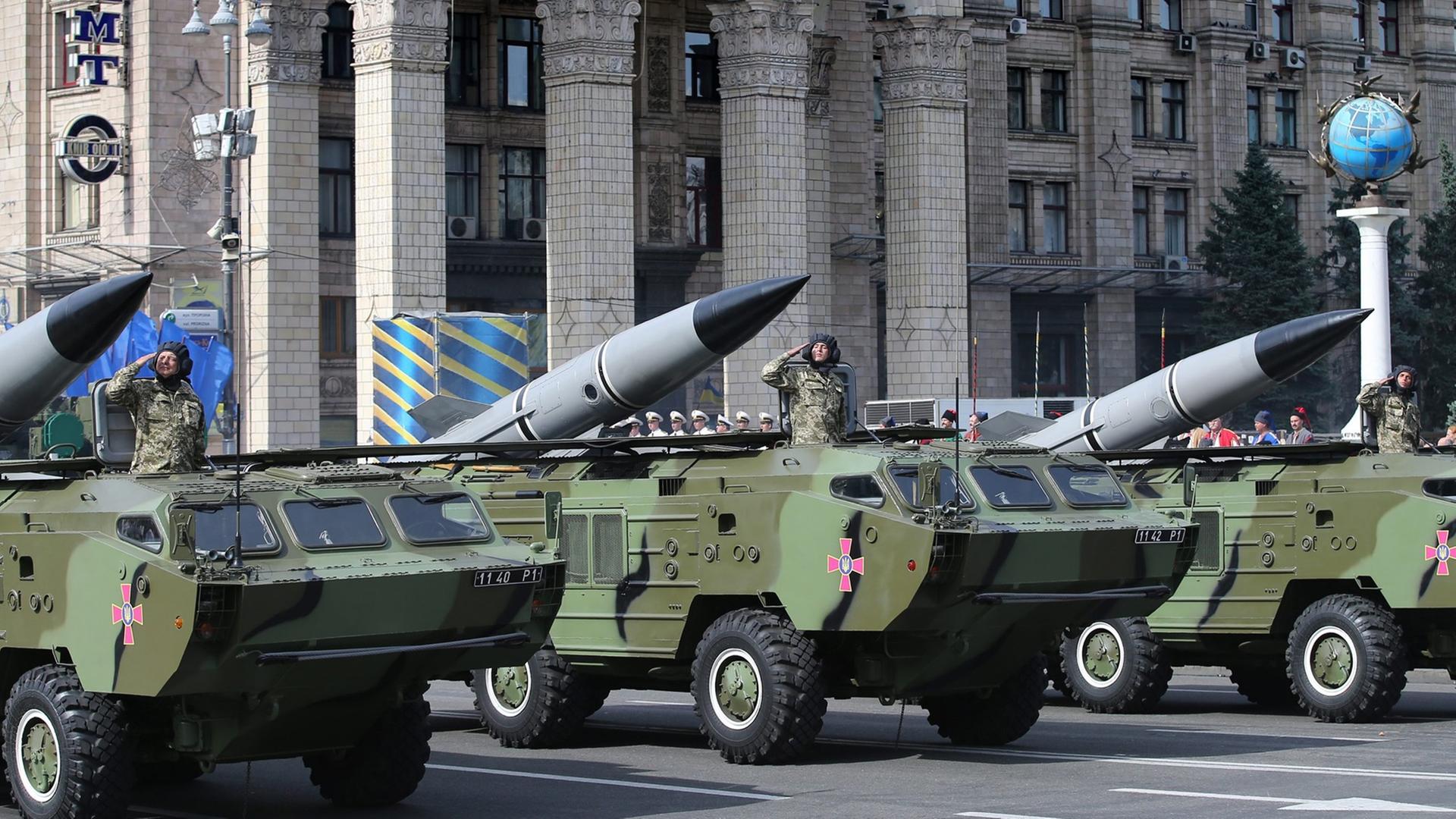 Panzer fahren anlässlich des 23. Unabhängigkeitstages der Ukraine über den Maidan in Kiew