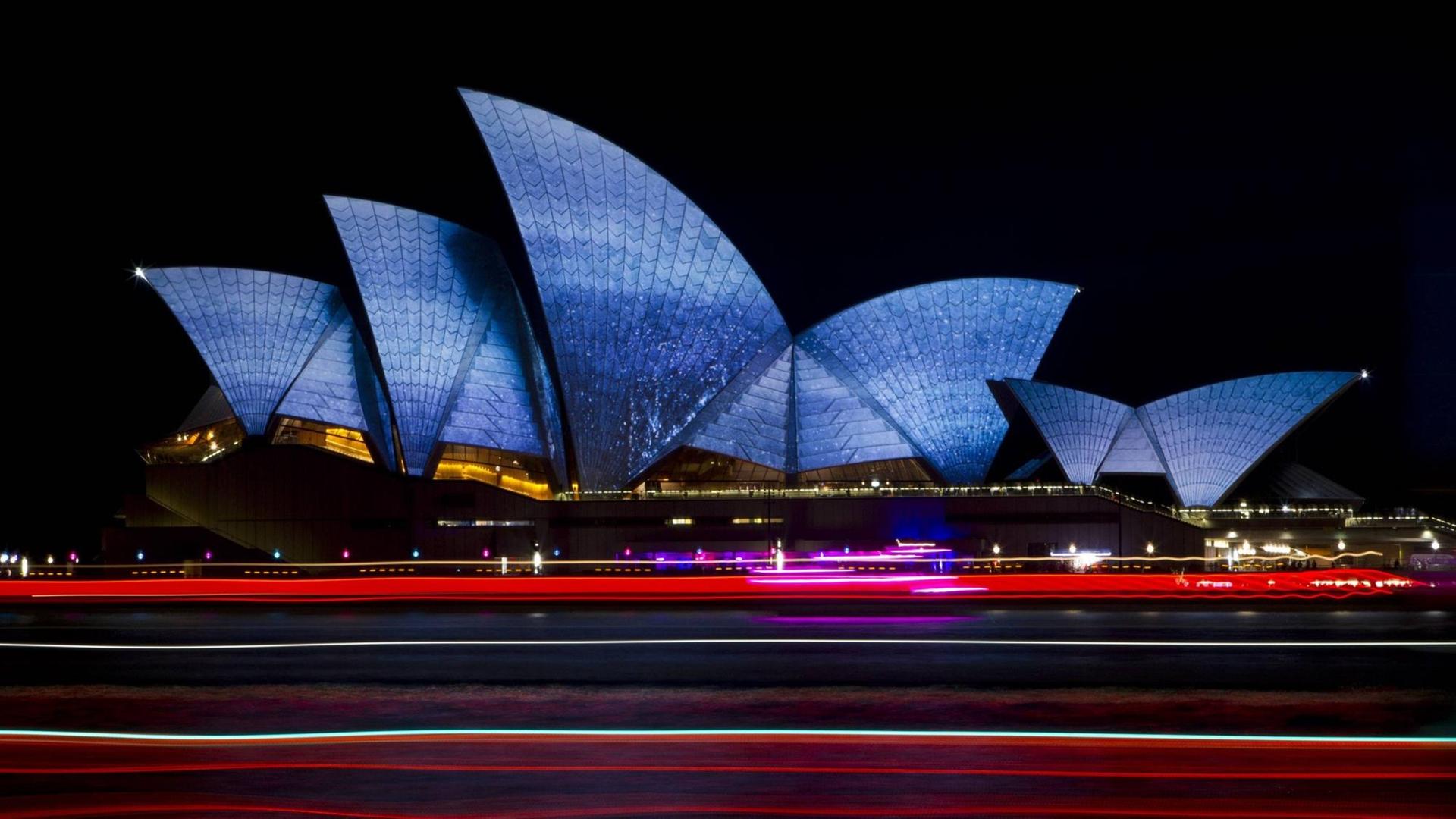 Das Bild zeigt die Oper von Sydney bei Nacht. Das Bild zeigt die Oper von Sydney bei Nacht.