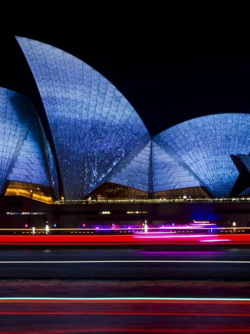 Das Bild zeigt die Oper von Sydney bei Nacht.