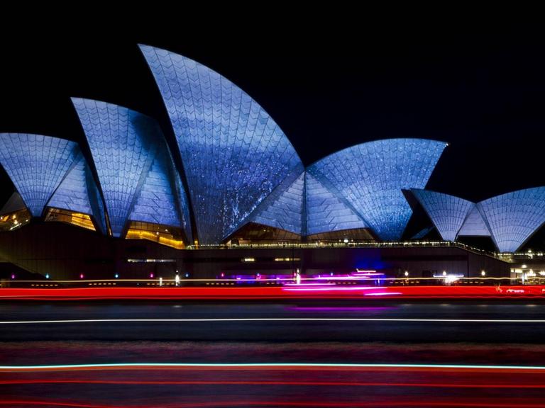 Das Bild zeigt die Oper von Sydney bei Nacht.