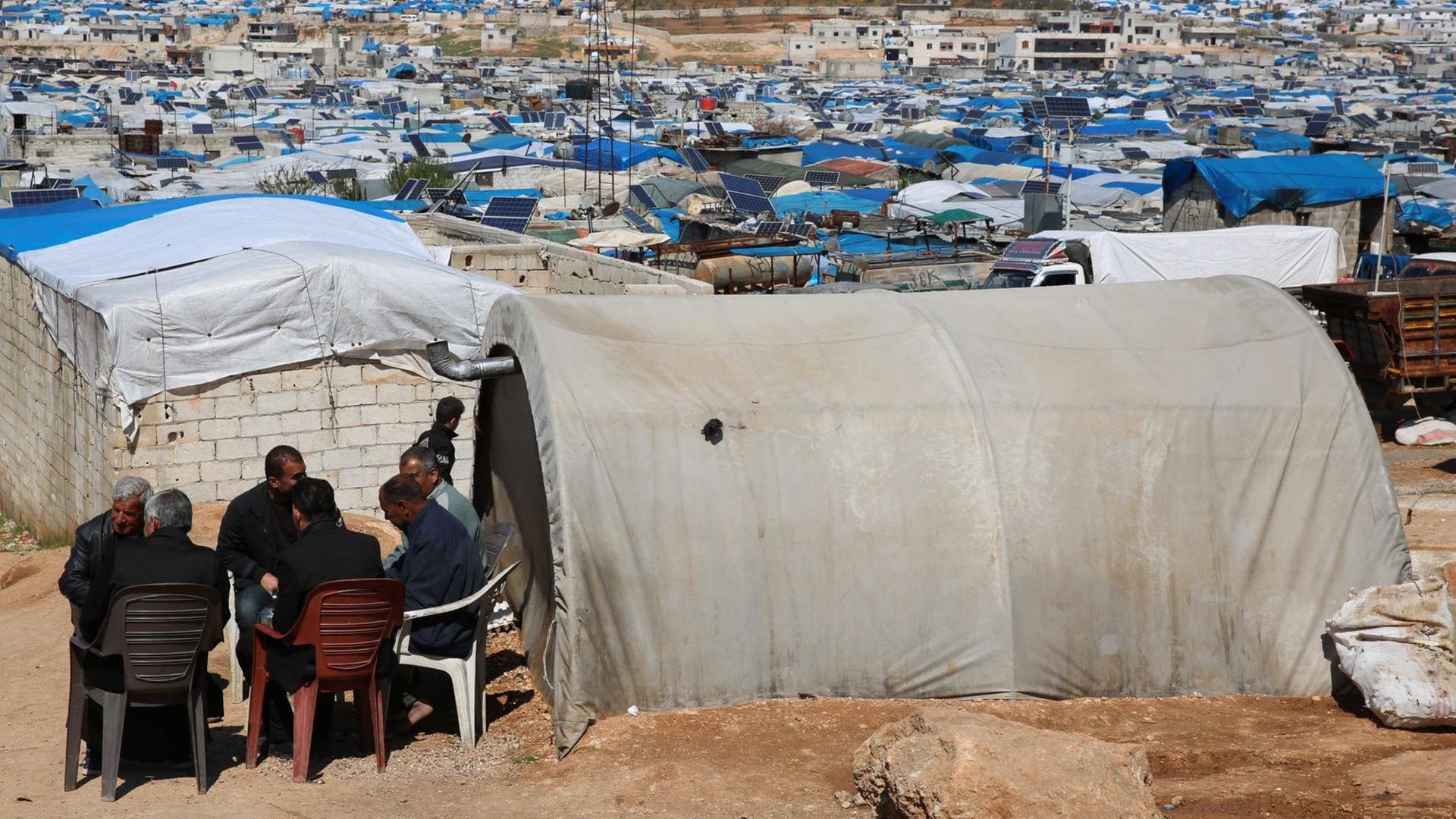 Panoramablick über ein Flüchtlingslager in Idlib.