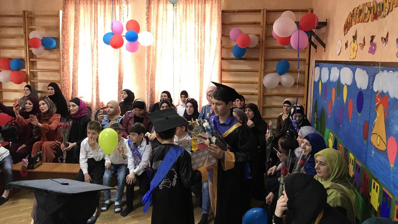 Kinder und Mütter bei der Abschlussfeier in einem salafistischen Kindergarten in Dagestan (Bild: Gesine Dornblüth)