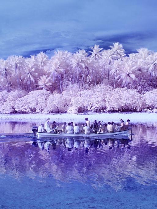 Ein Foto aus der Arbeit "Die Insel der Farbenblinden" von Susanne de Wilde eine Boot vor einer Insel in einer ganz eigenen Farbgebung.