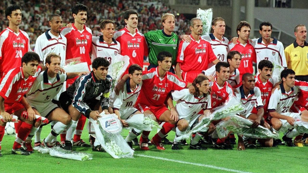 US- und iranische Fußball-Nationalspieler posieren vor dem WM-Spiel 1998 in Lyon für ein gemeinsames Fotos. Die Übertragung des Spiels wurde im Iran teilweise zensiert.