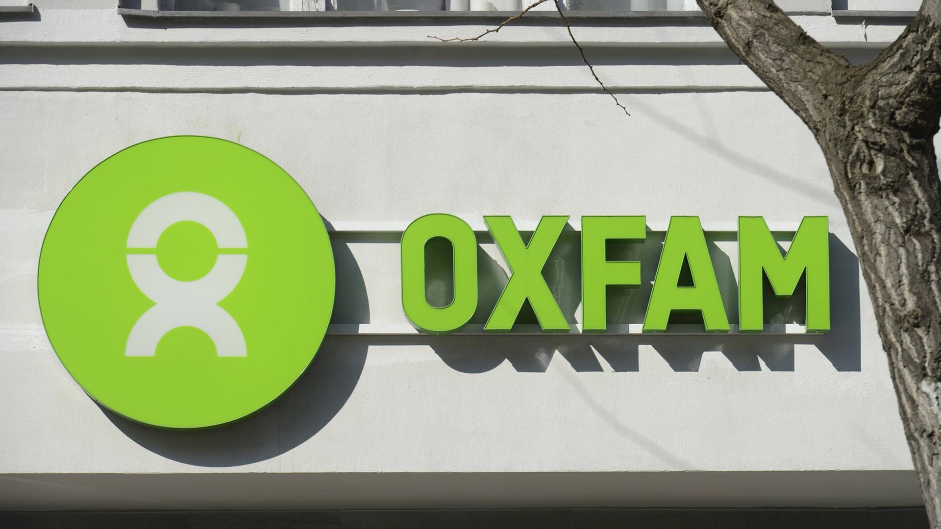 Oxfam-Schild in Berlin