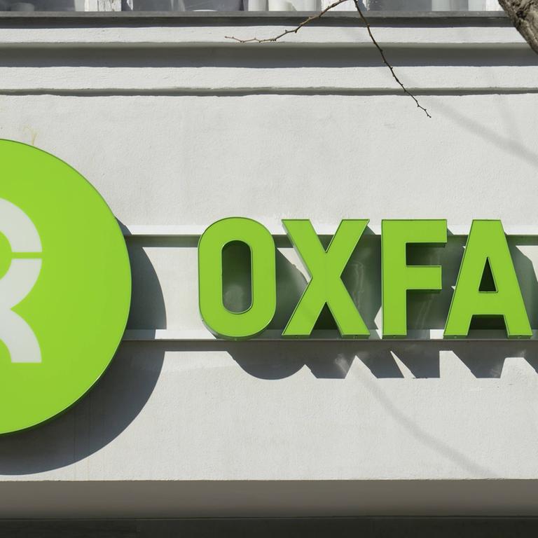 Oxfam-Schild in Berlin