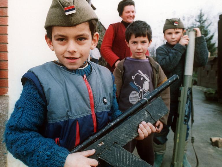 Kinder ahmen mit selbstgebastelten Waffen den Krieg der Erwachsenen nach, aufgenommen während des jugoslawischen Bürgerkriegs im kroatischen Borovo im November 1991.