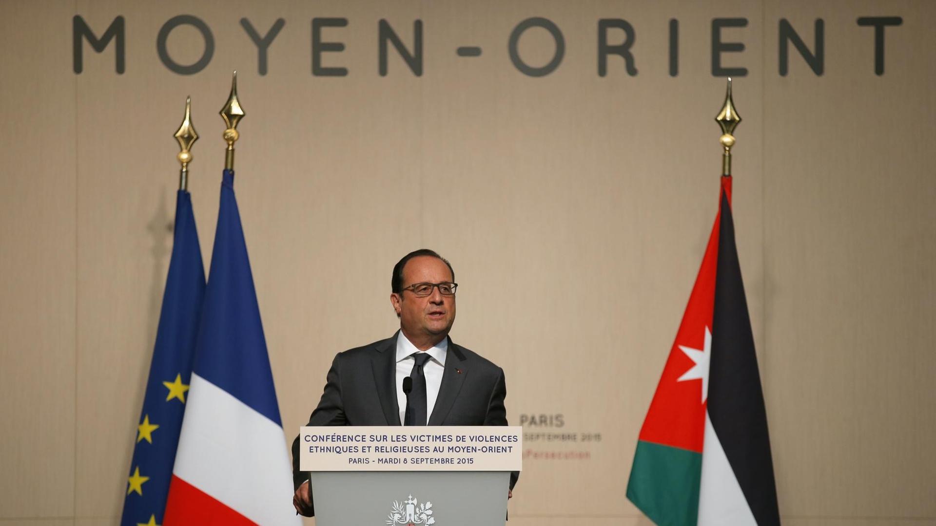 François Hollande spricht an einem Rednerpult vor einem Mikro