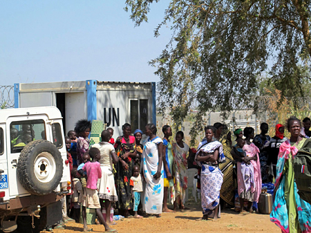 Zahlreiche Flüchtlinge, die Zuflucht in einem der UNO-Flüchtlingscamps im Südsudan gesucht haben, stehen um Wagen der UNO herum.