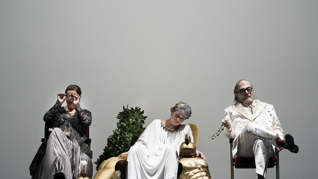 Das Bild zeigt die Sänger Claudia Mahnke (La Grande Vestale), Ivan Zinoviev (Un Consul), Franz-Josef Selig (Le Souverain Pontife)