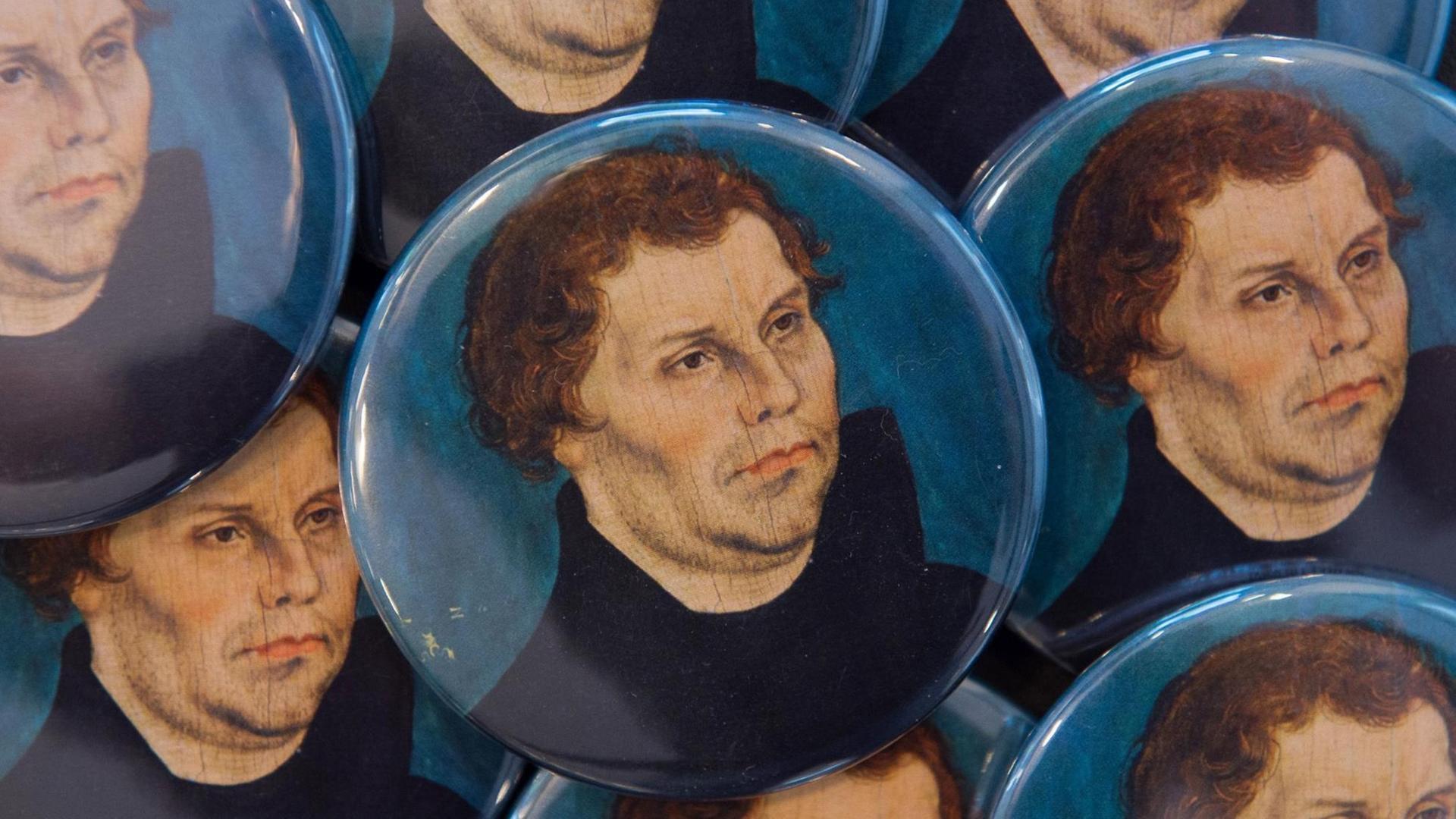 Magneten mit dem Porträt Martin Luthers aus einem Cranach-Gemälde liegen am 25.09.2015 im Lutherhaus in Eisenach (Thüringen) auf einem Tisch.