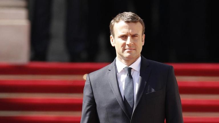 Emmanuel Macron ist neuer französischer Präsident - er steht am Tag seiner Vereidigung vor dem Elysée-Palast.