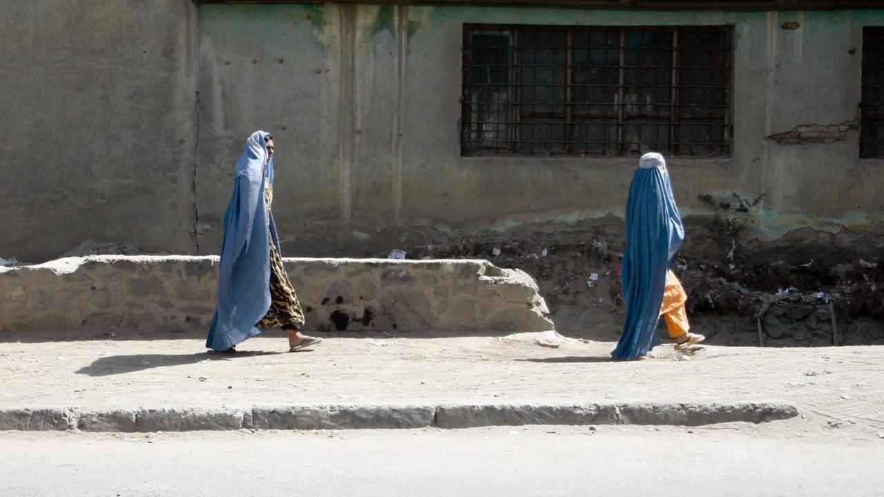 Afghanische Frauen im traditionellen Ganzkörperschleier, der Burka, gehen am 29.09.2007 durch die Straßen in Kabul.