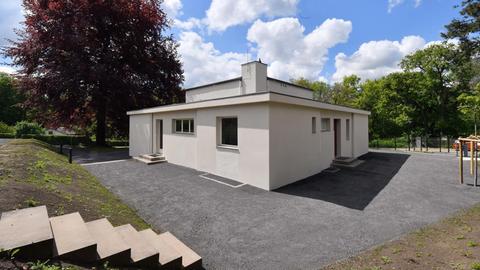Vor der Wiedereröffnung ist das Haus Am Horn zu sehen. Es zählt zum Unesco-Kulturerbe und ist die einzige in der Gründungsstadt der berühmten Designschule realisierte Bauhaus-Architektur. Mit dem Musterhaus "Am Horn" in Weimar demonstrierten die Bauhäusler, wie sie sich 1923 modernes Wohnen vorstellten.