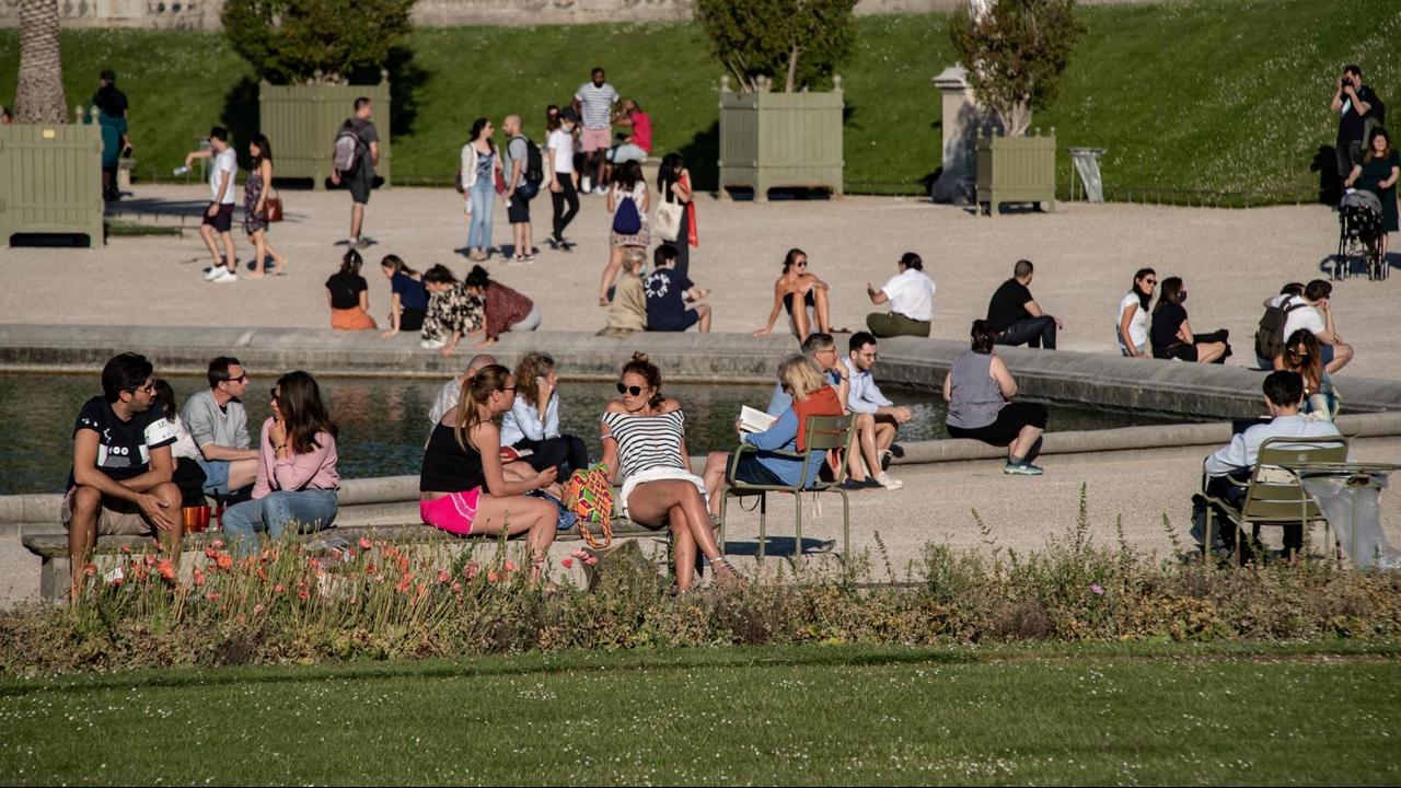 Das Foto zeigt Menschen im "Jardin du Luxembourg" in Paris.