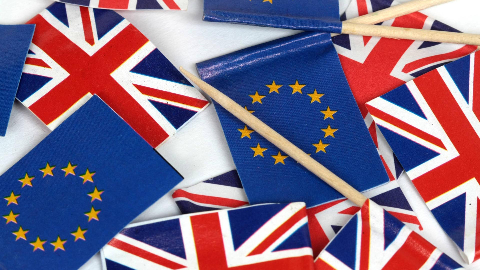 Flaggen der Europäischen Union und von Großbritannien