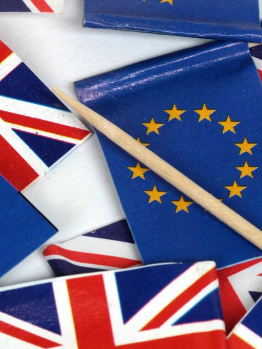 Flaggen der Europäischen Union und von Großbritannien