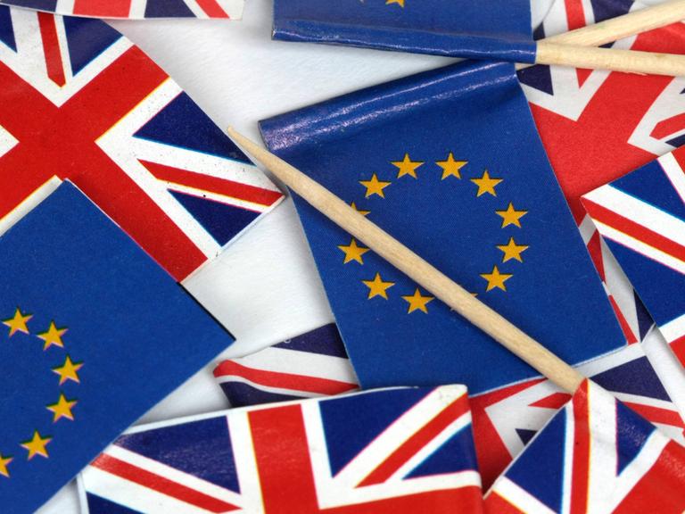 Flaggen der Europäischen Union und von Großbritannien