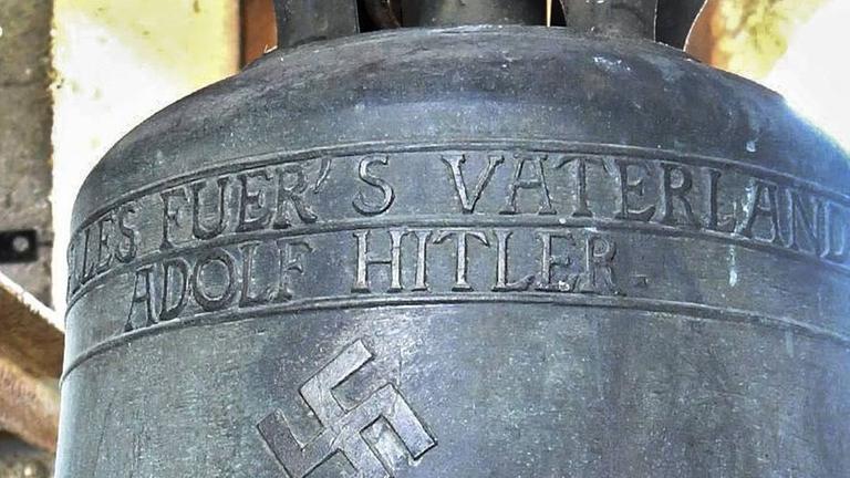 Umstrittene Hitler-Glocke im pfaelzischen Herxheim mit Inschrift "Alles fuers's Vaterland. Adolf Hilöter".