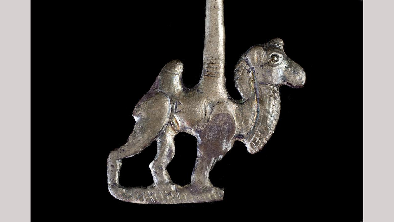 Schmucknadel mit der Darstellung eines "Baktrischen Kamels" aus dem 18.–15. Jh. v. Chr.