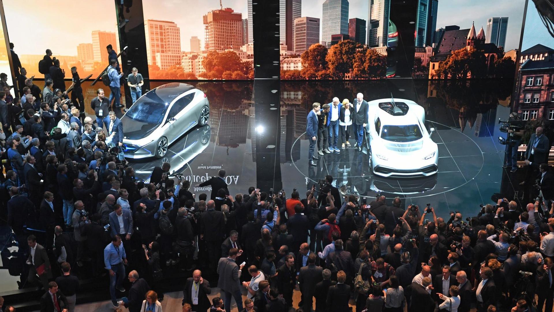 Bei der Internationalen Automobil-Ausstellung (IAA) in Frankfurt am Main (Hessen) werden am 12.09.2017 der Mercedes-Benz Concept EQA (l) und der Mercedes _AMG Project One vorgestellt. Vom 14. bis 24.September präsentieren Hersteller auf der weltgrößten Autoshow ihre Neuheiten.