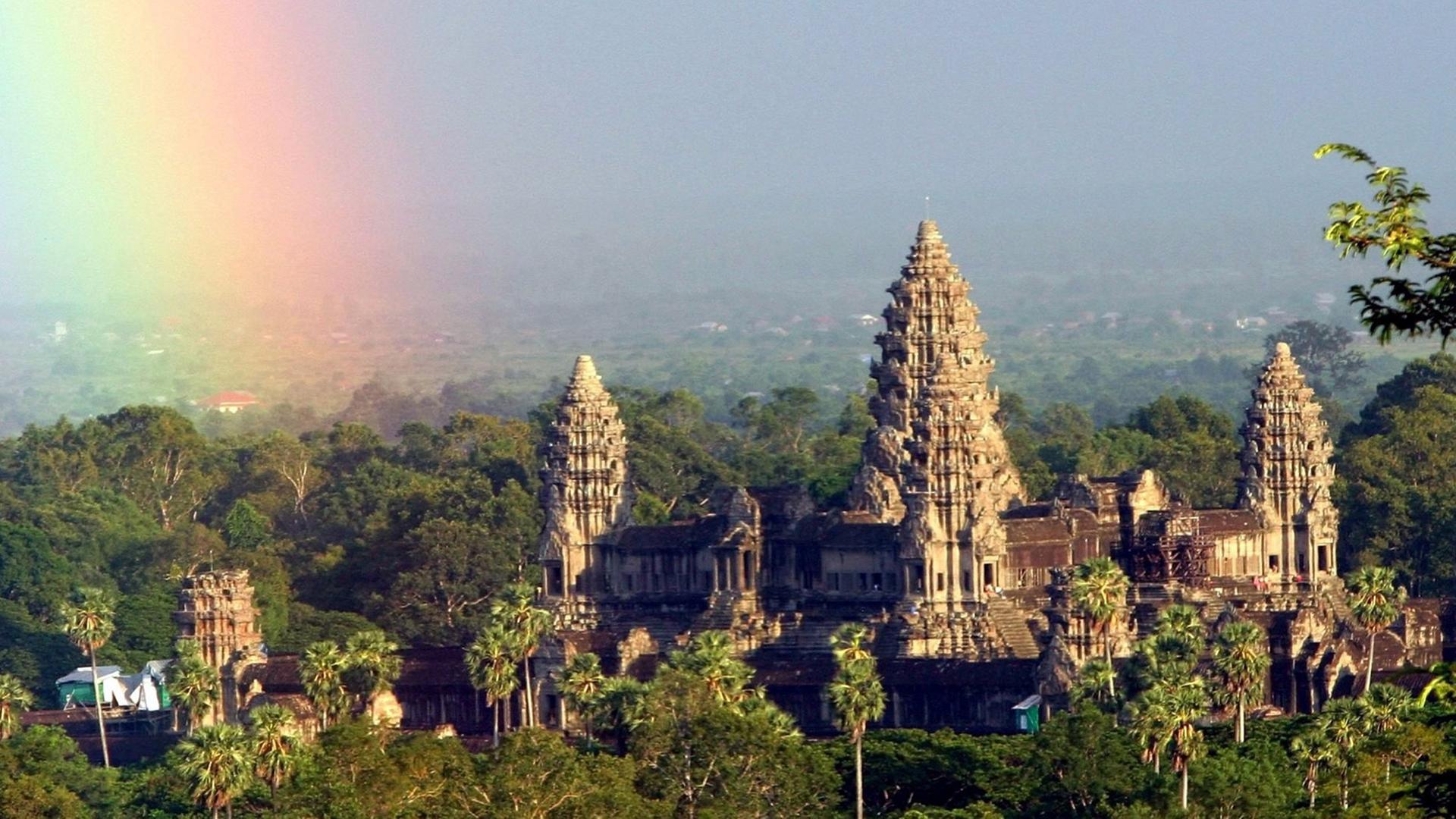 Ein Regenbogen scheint am 05.09.2004 über dem Tempelbezirk Angkor Wat bei Siam Reap (Kambodscha) auf. Angkor Wat, erbaut im 12. Jahrhundert, gilt als das Meisterwerk der klassischen Khmer Architektur.