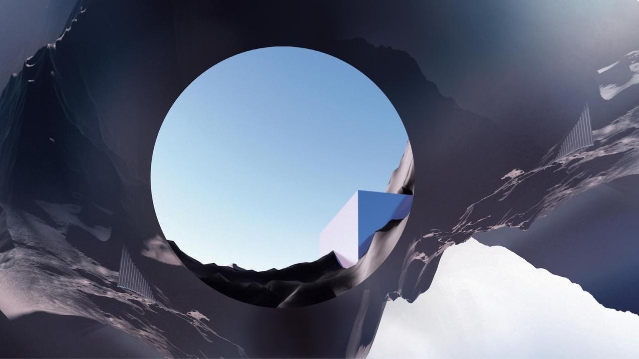 Durch eine futuristische Felslandschaft öffnet sich der Blick auf einen blauen Himmel.