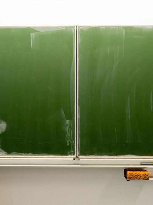 Eine Tafel in einem Klassenzimmer einer Schule, aufgenommen am 10.03.2015 in Leipzig.