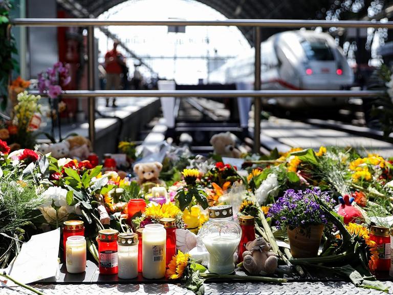 Trauer in Frankfurt am Main nach toedlicher Gleis-Attacke am Hauptbahnhof. Auf dem Bahnsteig liegen Blumen, Kerzen und Kuscheltiere.