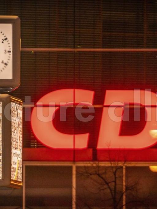 Die Uhr vor dem Konrad-Adenauer-Haus, der Bundeszentrale der CDU, steht auf fünf vor zwölf