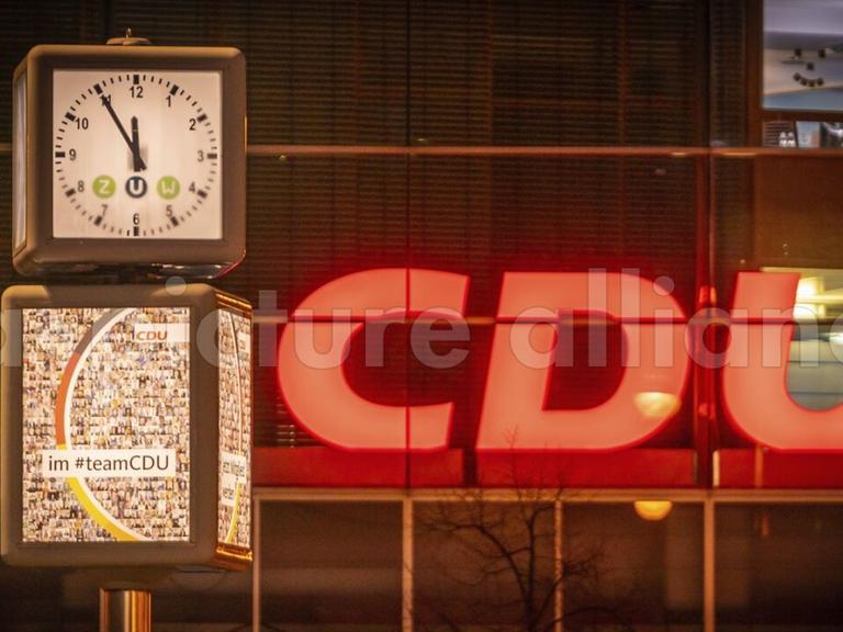 Die Uhr vor dem Konrad-Adenauer-Haus, der Bundeszentrale der CDU, steht auf fünf vor zwölf