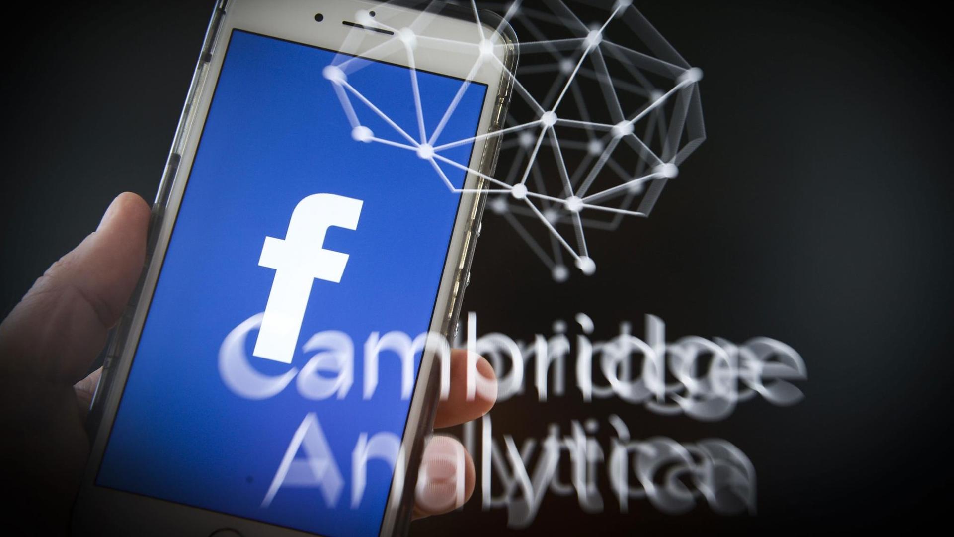 Graphische Darstellung zum Datenskandal der Firma Cambridge Analytica. Zu sehen ist das Facebook Logo auf einem Smartphone.