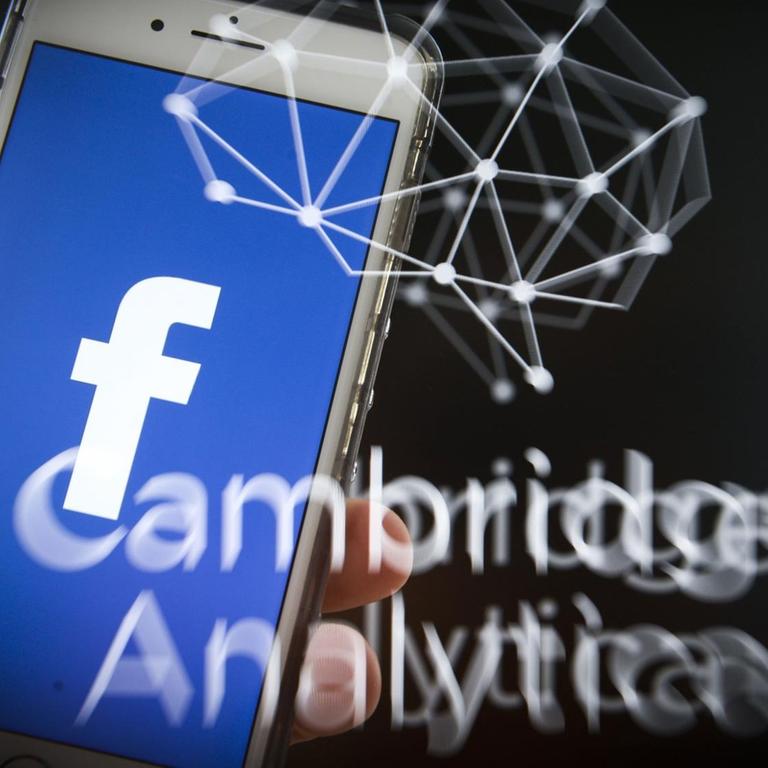 Graphische Darstellung zum Datenskandal der Firma Cambridge Analytica. Zu sehen ist das Facebook Logo auf einem Smartphone.