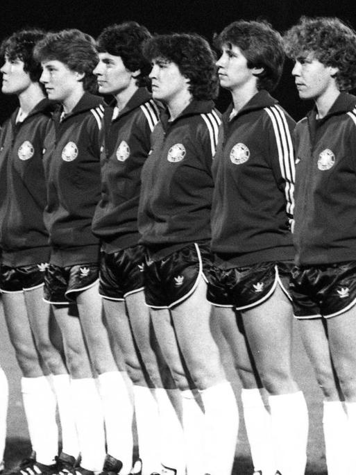 Bildnummer: 07924185 Datum: 10.11.1982 Copyright: imago/Sven Simon Mannschaftsfoto, Teamfoto; die deutsche Frauen-Nationalmannschaft steht während der Nationalhymne in einer Reihe, Erstes Länderpiel der Fussball Frauen Nationalmannschaft, Deutschland (GER), am 10.11.1982 in Koblenz; xmk x1x 1982 quer Frauenfussball Frauen Damen Länderspiel Fussball Football International Nationalmannschaft Deutschland Nationalteam DFB SW - Historie Geschichte Sportgeschichte Sporthistorie o0 Mannschaftsbild Totale Image number 07924185 date 10 11 1982 Copyright imago Sven Simon Team photo Team photo The German Women national team is during the National Anthem in a Row first Piel countries the Football Women national team Germany ger at 10 11 1982 in Koblenz xmk x1x 1982 horizontal Women\u0026#39;s football Women women international match Football Football International national team Germany National team DFB SW History History Sports history Sports history o0 Team picture long shot