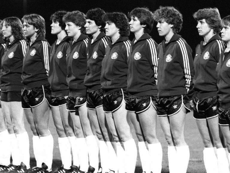 Bildnummer: 07924185 Datum: 10.11.1982 Copyright: imago/Sven Simon Mannschaftsfoto, Teamfoto; die deutsche Frauen-Nationalmannschaft steht während der Nationalhymne in einer Reihe, Erstes Länderpiel der Fussball Frauen Nationalmannschaft, Deutschland (GER), am 10.11.1982 in Koblenz; xmk x1x 1982 quer Frauenfussball Frauen Damen Länderspiel Fussball Football International Nationalmannschaft Deutschland Nationalteam DFB SW - Historie Geschichte Sportgeschichte Sporthistorie o0 Mannschaftsbild Totale Image number 07924185 date 10 11 1982 Copyright imago Sven Simon Team photo Team photo The German Women national team is during the National Anthem in a Row first Piel countries the Football Women national team Germany ger at 10 11 1982 in Koblenz xmk x1x 1982 horizontal Women\u0026#39;s football Women women international match Football Football International national team Germany National team DFB SW History History Sports history Sports history o0 Team picture long shot