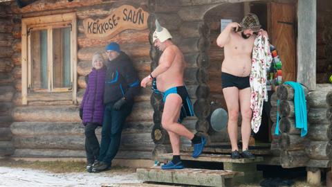 Einige Männer verlassen in Estland eine Sauna, die nach dem finnischen Präsidenten Kekkonen benannt ist.