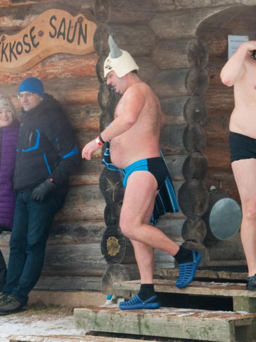 Einige Männer verlassen in Estland eine Sauna, die nach dem finnischen Präsidenten Kekkonen benannt ist.