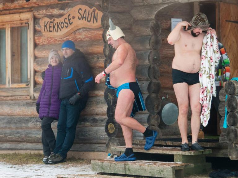 Einige Männer verlassen in Estland eine Sauna, die nach dem finnischen Präsidenten Kekkonen benannt ist.