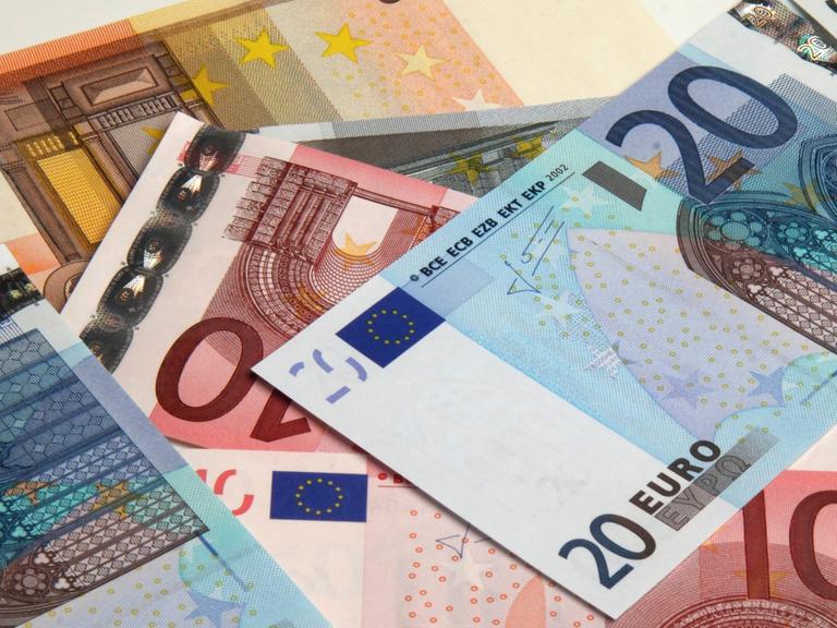 Mehrere Geldscheine im Wert von 5, 10, 20 und 50 Euro liegen durcheinander.