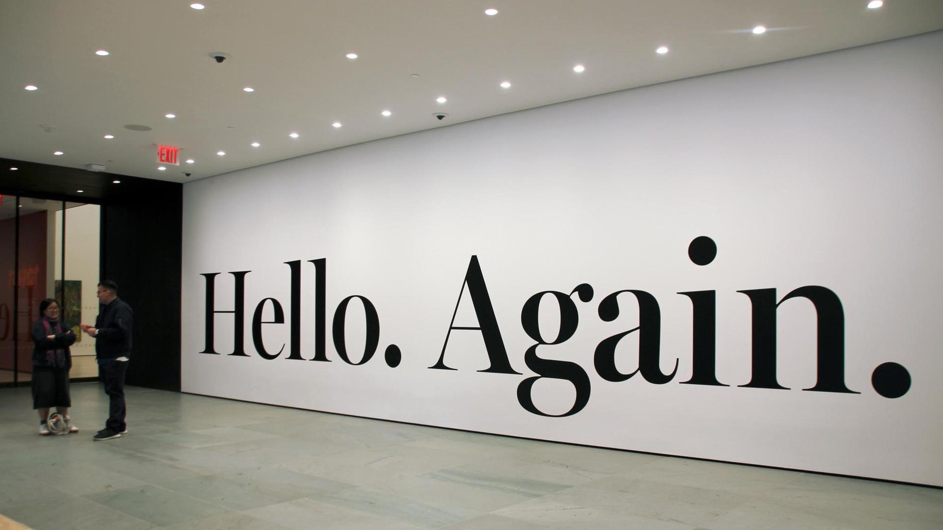 Am Eingang vom Museum der modernen Kunst in New York kann man "Hello. Again." lesen - das bedeutet etwa: Wir sagen wieder "Hallo".